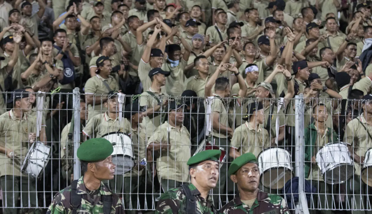 PS TNI dan pendungnya memang memberikan warna baru pada sepak bola Indonesia kala bertanding pada Piala Jenderal Sudirman di Stadion Gelora Delta Sidoarjo, Jawa Timur, Rabu (18/11/2015). (Bola.com/Vitalis Yogi Trisna)