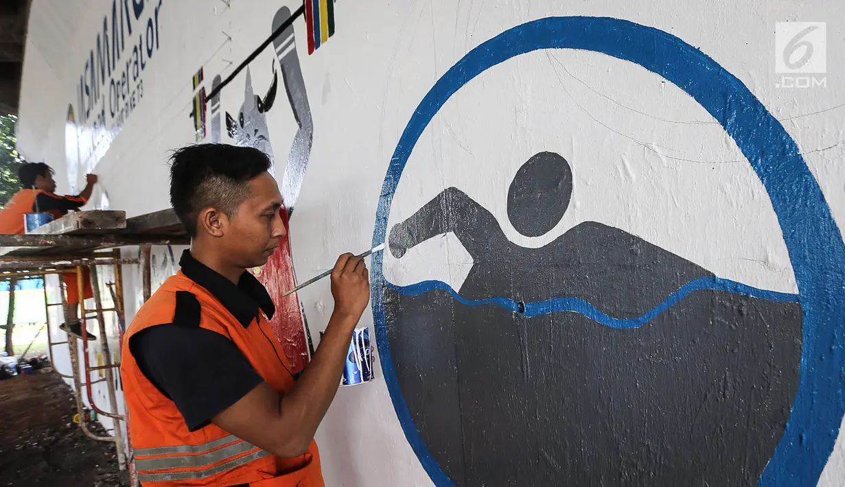 Petugas PPSU Kelurahan Bintaro menggambar mural cabang olahraga renang Asian Games 2018 di kolong Jembatan Layang Tol Bintaro, Jakarta, Senin (13/8). Mural tersebut untuk sosialisasi dan mendukung perhelatan Asian Games. (Liputan6.com/Fery Pradolo)