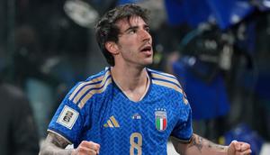 Pemain Italia, Sandro Tonali, merayakan gol pertama timnya dalam pertandingan play-off kualifikasi Piala Dunia melawan Irlandia Utara di Bergamo, Italia, Jumat (27/3/2026) dini hari WIB. (AP Photo/Antonio Calanni)