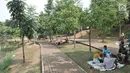 Warga saat bersantai di Taman Cempaka, Cipayung, Jakarta Timur, Minggu (7/7/2019). Taman yang memiliki luas sekitar 64 hektare tersebut menjadi destinasi favorit warga untuk menghabiskan akhir pekan bersama keluarga karena tidak dipungut biaya alias gratis. (merdeka.com/Iqbal S Nugroho)