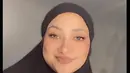 Dalam video singkat tersebut, adik Ayu Azhari itu tampil cantik dengan mengenakan hijab hitam. [Instagram/raazharita]