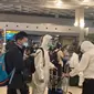 Viral video ratusan WNA China berpakaian APD di Bandara Soekarno Hatta. (Liputan6.com/Pramita Tristiawati)