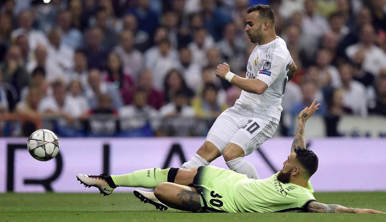 Bek Manchester City, Nicolas Otamendi, menghadang tendangan striker Real Madrid, Jese Rodriguez, pada laga Liga Champions di Stadion Santiago Bernabeu, Rabu (4/5/2016). Jese resmi meninggalkan PSG dan bergabung ke Stoke City. (AFP/Javier Soriano)