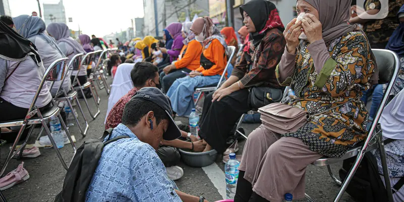 Melihat Ratusan Anak Cuci Kaki Ibunya di Jakarta