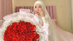 Ini adalah buket bunga yang diterima Larissa Chou dari Ikram Rosadi ketika resmi menikah pada 3 September 2023 lalu. Terdapat kurang lebih seratus bunga mawar merah, mawar merah ini melambangkan romantisme, cinta, keindahan, dan keberanian. Tak hanya di momen tertentu, Larissa pernah cerita jika Ikram Rosadi sering tiba-tiba menaruh bunga di kamar untuk dirinya. (Liputan6.com/IG/@larissachou)