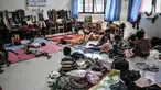 Aktivitas warga korban banjir saat mengungsi di salah satu ruang kelas SDN 01 Kampung Melayu, Jakarta, Minggu (21/2/2021). Sudah 2 hari ratusan warga dari 4 RW di Kelurahan Kampung Melayu mengungsi di gedung sekolah lantaran banjir yang tak kunjung surut. (merdeka.com/Iqbal S Nugroho)