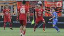 Pesepak bola Persija Jakarta Hanif Syahbandi mempertahankan bola  pada laga persahabatan saat melawan Chonburi FC dalam rangka peresmian Stadion Jakarta International Stadium (JIS) di Jakarta, Minggu (24/7/2022). Pertandingan berakhir imbang dengan skor 3-3. (Liputan6.com/Herman Zakharia)