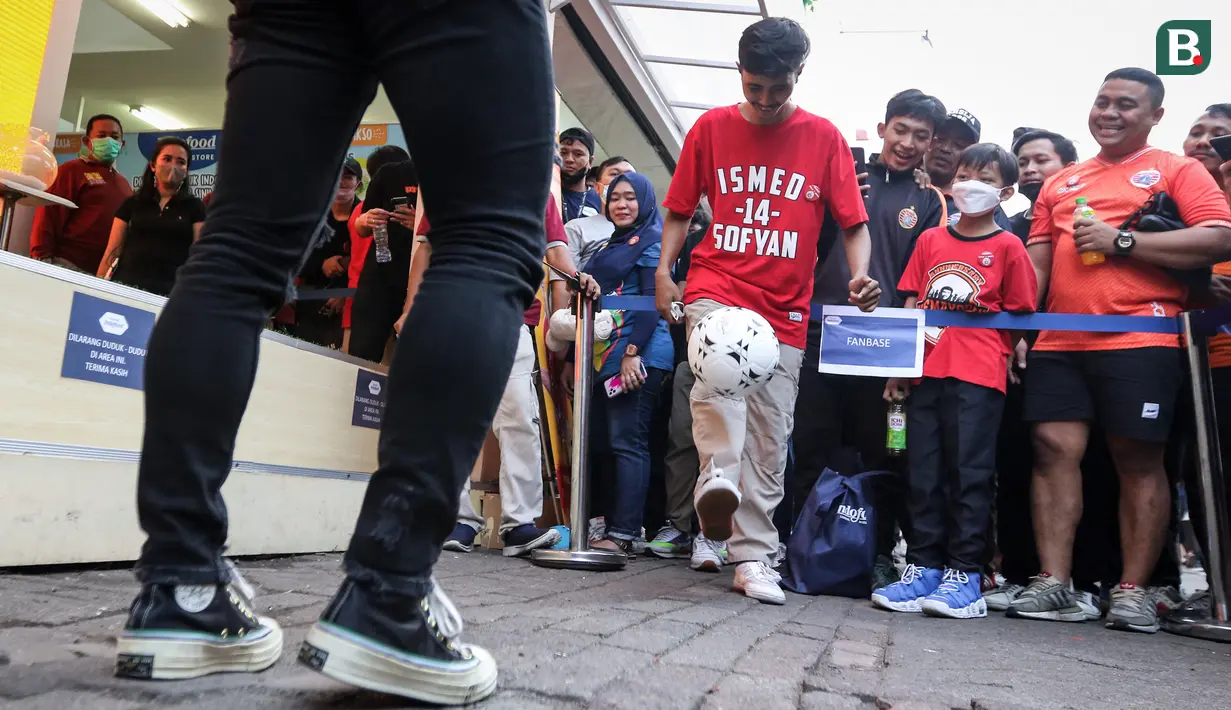 Bahkan beberapa dari mereka juga diberikan tantangan untuk ujuk bakat dalam melakukan juggling bola. (Bola.com/Bagaskara Lazuardi)
