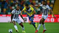 Pemain Juventus Cristiano Ronaldo (tengah) dilanggar pemain Udinese Rodrigo Becao pada pertandingan Liga Italia Serie A di Dacia Arena Stadium, Udine, Italia, 22 Agustus 2021. Pertandingan berakhir dengan skor 2-2. (MIGUEL MEDINA/AFP)