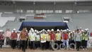 Wakil Presiden, Jusuf Kalla, meninjau renovasi Stadion Utama Gelora Bung Karno di Senayan, Jakarta, Minggu (26/3/2017). Proses renovasi venue ini untuk persiapan Jelang Asian Games 2018. (Bola.com/M Iqbal Ichsan)