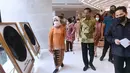 Iriana Jokowi juga turut mendampingi Presiden Jokowi dalam peresmian Sarinah setelah direvitalisasi. Iriana Jokowi tampil nyentrik dengan mengenakan atasan baju kurung berwarna oranye yang dipadukan dengan kain batik. Untuk kenyamanan berkeliling Sarinah, Iriana pun mengenakan puffy sneakers berwarna hitam putih. (Sekretariat Presiden)