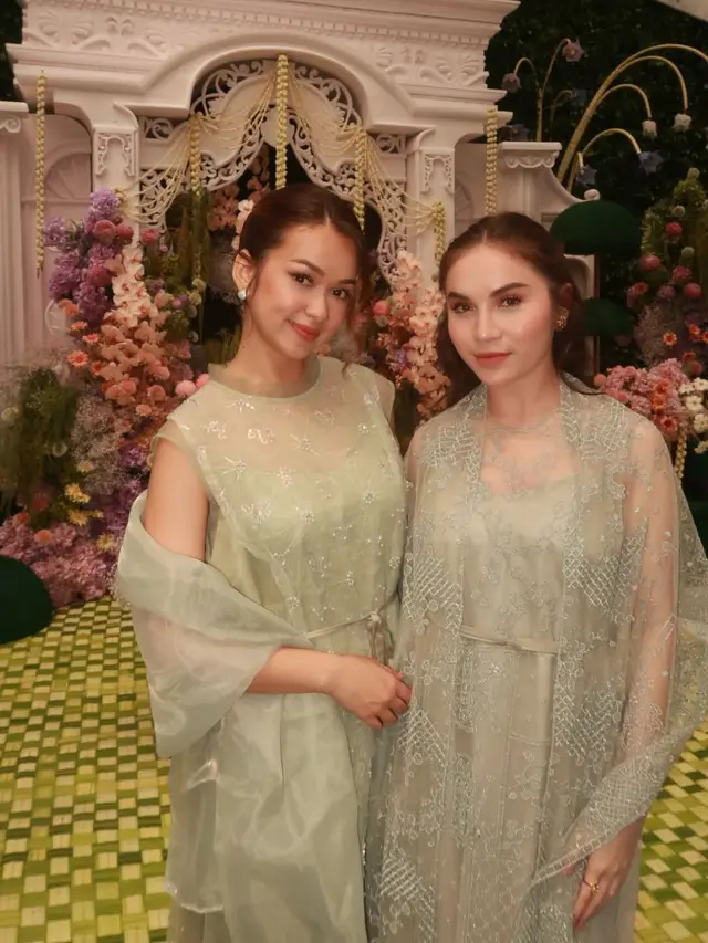 8 Detail Baju Bridesmaid di Acara Siraman dan Pengajian Syifa Hadju, Nuansa Tosca & Lace