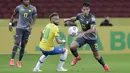 Striker Brasil, Neymar, berebut bola dengan pemain Ekuador, Alan Franco, pada laga Kualifikasi Piala Dunia 2022 Zona Amerika Selatan, Minggu (5/6/2021). Brasil menang dengan skor 2-1. (AP/Andre Penner)