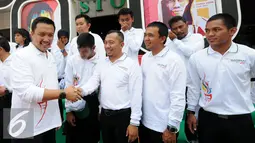 Menpora, Imam Nahrawi (kiri) bersalaman dengan sejumlah atlit berkebutuhan khusus jelang perayaan Hari Olahraga Nasional ke-32 di Istora Senayan Jakarta, Rabu (9/9/2015). (Liputan6.com/Helmi Fithriansyah) 