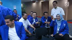Sejumlah caleg terpilih PAN berbincang saat berada di dalam Gedung KPK, Jakarta, Rabu (29/5/2019). Penyerahan LHKPN ini dalam rangka memenuhi salah satu syarat  penting pelantikan anggota legislatif terpilih 2019-2024. (Liputan6.com/HO/Soni)