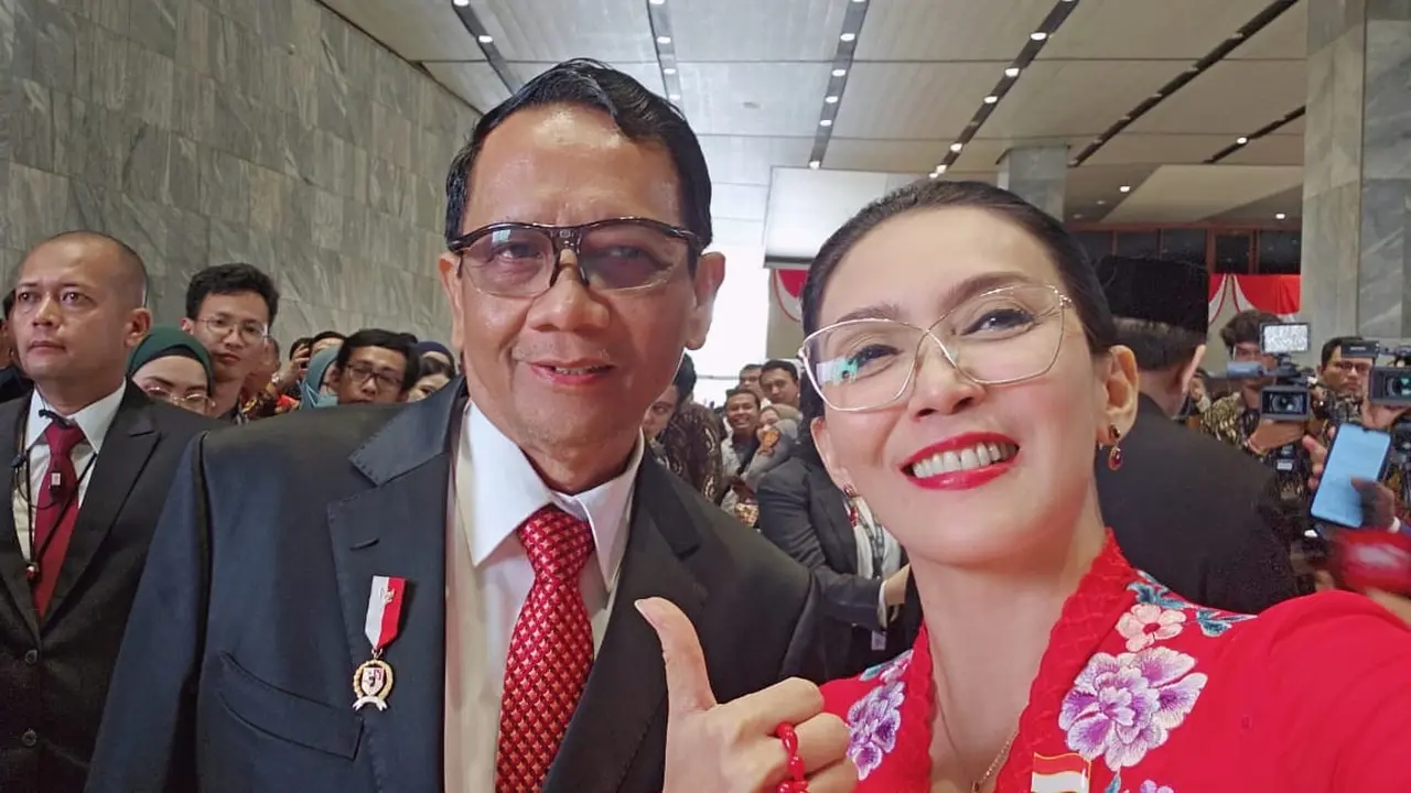 Politisi PDI Perjuangan Rieke Diah Pitaloka berharap Mahfud Md dapat mengembalikan marwah Mahkamah Konstitusi (MK).