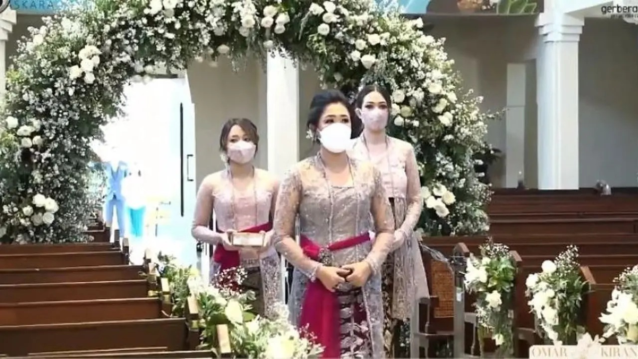 Dita Karang Pakai Kebaya di Pernikahan Kakaknya di Jogja