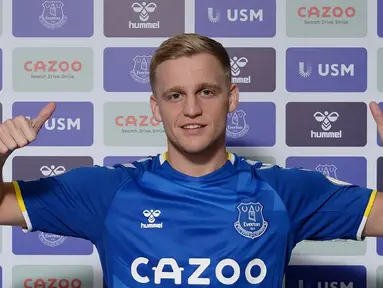 Liga Inggris menjadi arena kompetisi yang tak asing bagi para pemain asal Belanda. Beberapa klub, termasuk Everton pernah memakai jasa pemain Negeri Kincir Angin ini untuk memperkuat skuat mereka. Berikut lima di antaranya yang pernah jadi bagian The Toffees. (evertonfc.com)