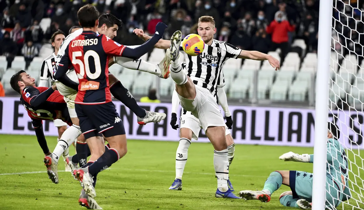 Pemain Juventus Matthijs de Ligt (tengah) berebut bola dengan para pemain Genoa pada pertandingan Serie A Liga Italia di Stadion Turin Allianz, Italia, 5 Desember 2021. Juventus menang 2-0. (Marco Alpozzi/LaPresse via AP)