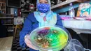 Pedagang memperlihatkan dagangannya di Pojok UMKM, Kota Tangerang, Jumat (22/8/2020). Pemerintah daerah setempat meluncurkan Pojok UMKM Cibodas dalam rangka membantu pelaku usaha mempromosikan hasil produknya demi meningkatkan perekonomian wilayah di tengah pandemi. (Liputan6.com/Angga Yuniar)