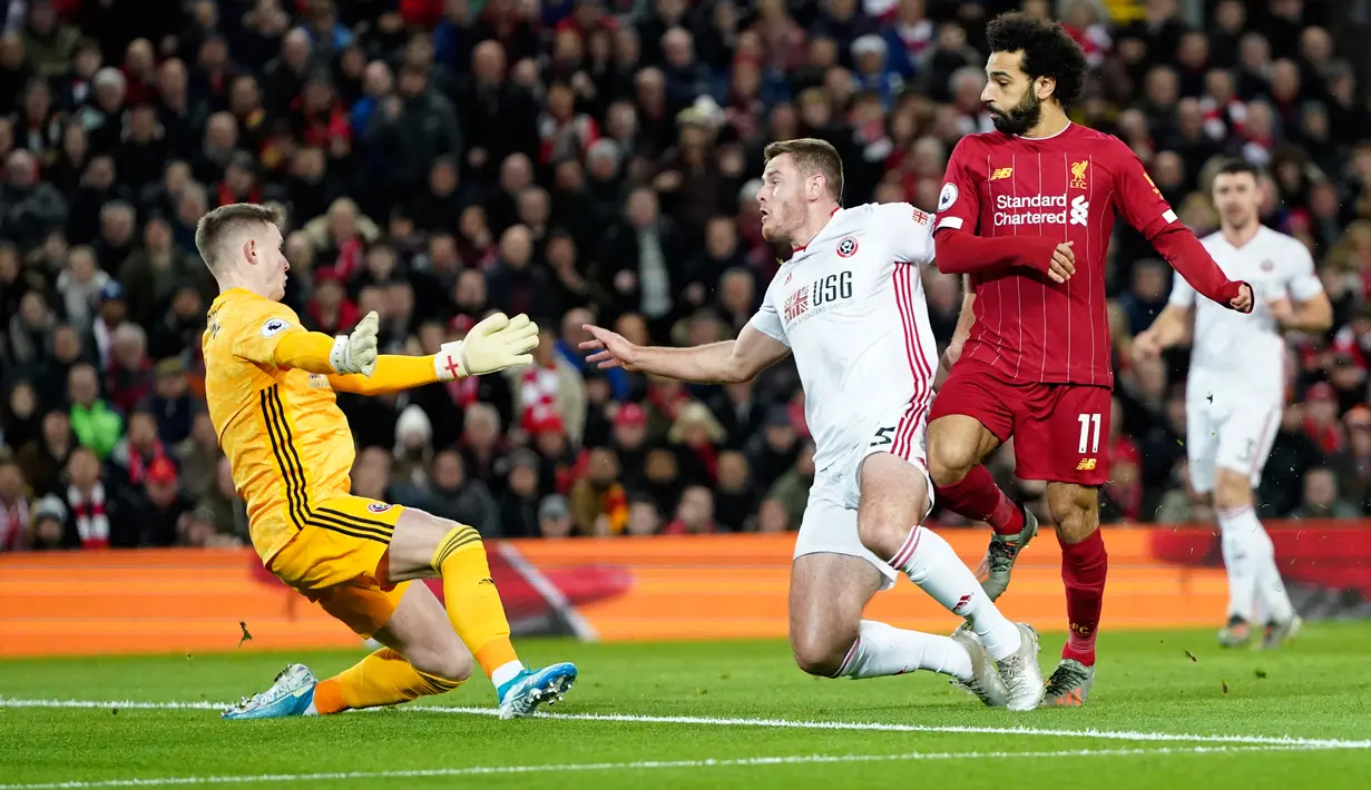 Pemain Liverpool Mohamed Salah (kanan) mencetak gol ke gawang Sheffield United pada pertandingan lanjutan Liga Inggris di Anfield Stadium, Liverpool, Inggris, Kamis (2/1/2020). Liverpool menang 2-0. (AP Photo/Jon Super)