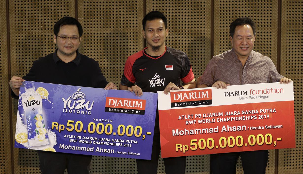 Atlet bulutangkis Indonesia, Mohammad Ahsan, saat menerima bonus dari Drarum Foundation di Galeri Indonesia Kaya, Jakarta, Rabu (4/9). Djarum Foundation beri bonus Rp 550 juta untuk Ahsan. (Bola.com/Yoppy Renato)