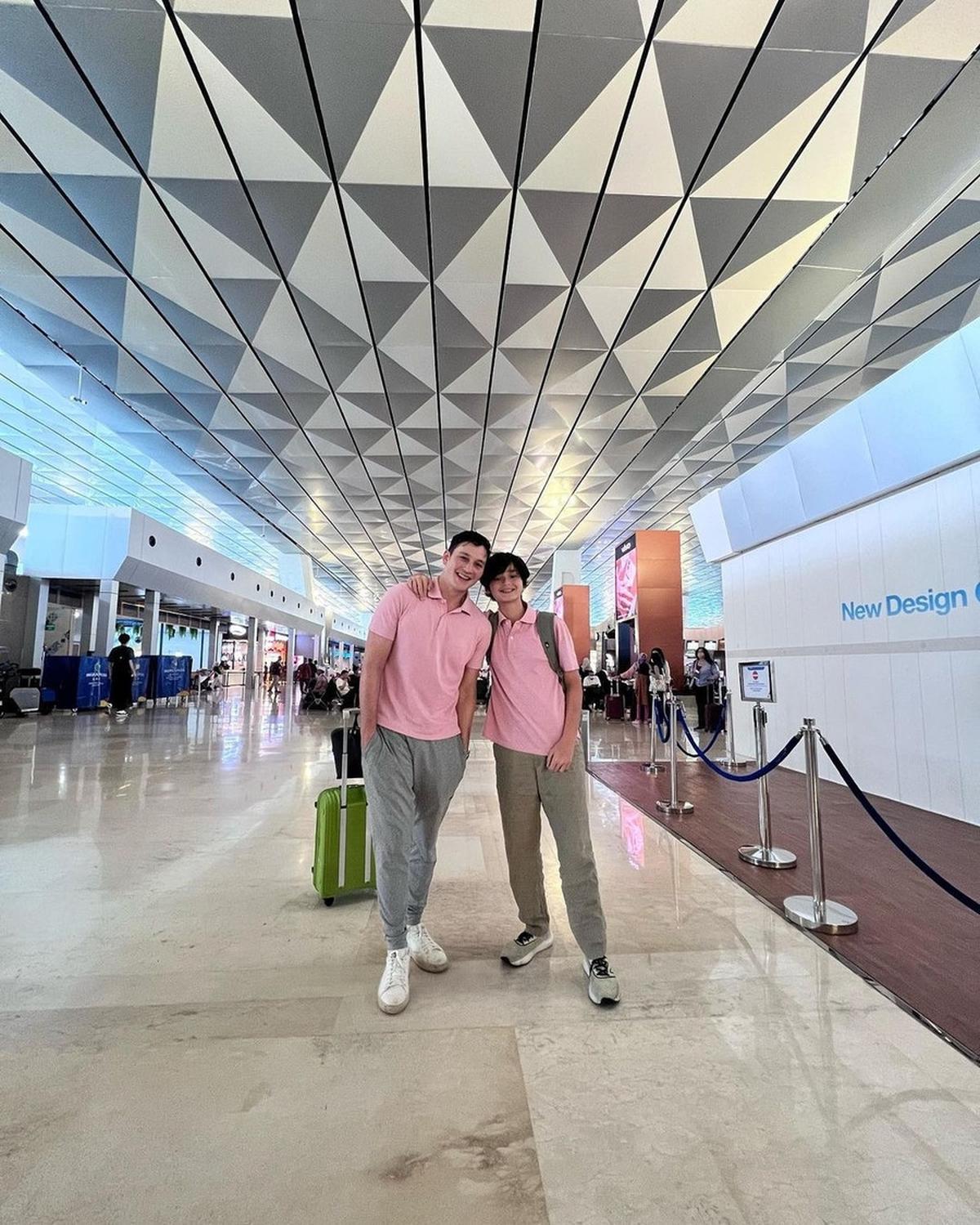 Kenzou juga sudah hampir menyamai tinggi ayahnya, Mike Lewis.