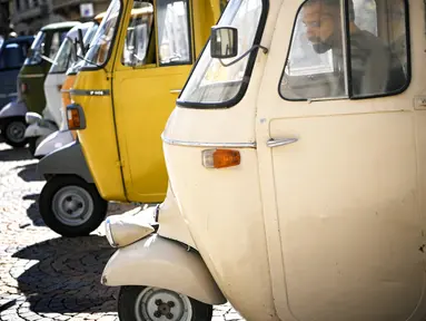 Deretan kendaraan Ape dari produsen Italia, Piaggio di pamerkan di Aosta, Italia utara (1/7). Ape adalah kendaraan roda tiga buatan dari produsen kendaraan bermotor yang terkenal akan Vespanya, yaitu Piaggio. (AFP Photo/Marco Bertorello)