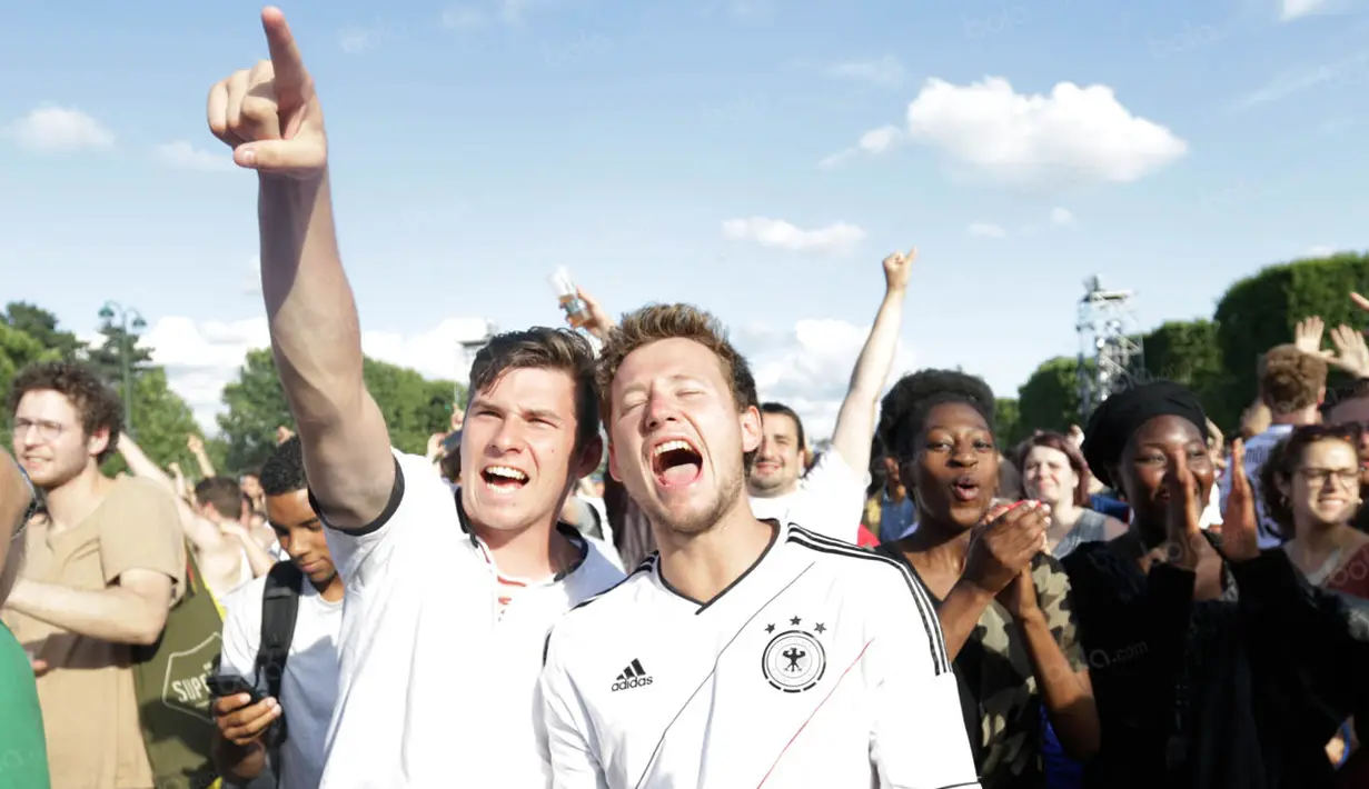 Pada laga itu para suporter Jerman bergembira karena tim asuhan Joachim Low itu mampu mempermalukan Slovakia 3-0. (Bola.com/Vitalis Yogi Trisna)