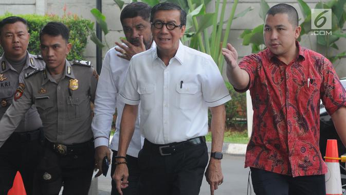 Menteri Hukum dan HAM Yasonna Hamonangan Laoly (kedua kanan) tiba untuk menjalani pemeriksaan di Gedung KPK, Jakarta, Selasa (25/7/2019). Yasonna diperiksa sebagai saksi untuk tersangka mantan anggota DPR RI, Markus Nari terkait kasus dugaan korupsi proyek pengadaan e-KTP.  (merdeka.com/Dwi Narwoko)