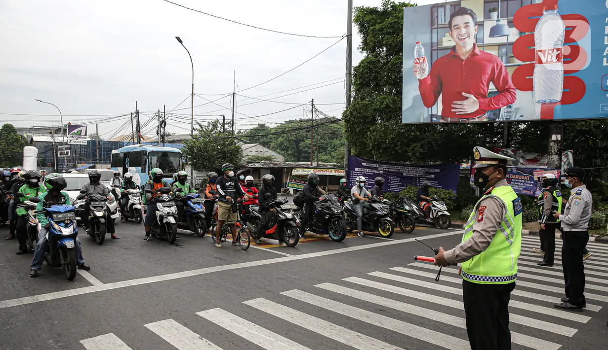Petugas gabungan Polisi dan Dishub memberhetikan pengguna jalan untuk Mengheningkan sejenak di Kawasan Jalan Fatmawati Jakarta, Sabtu (10/7/2021). Kegiatan mengheningkan cipta selama 60 detik tersebut bentuk penghormatan kepada mereka yang telah wafat karena covid-19. (Liputan6.com/Faizal Fanani)