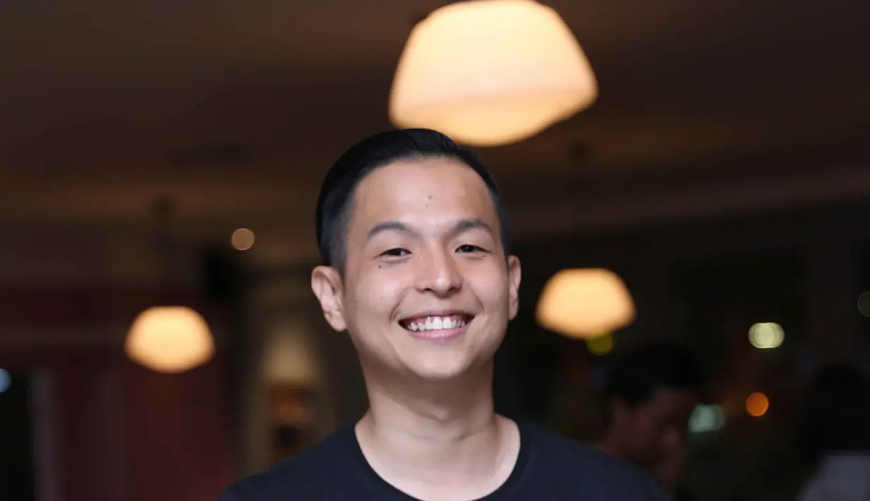 "Di poster kalau bisa dibaca di situ ada nama Kaesang. Budgetnya lumayan lah, kampret juga anak itu. Satu hari saja mahal banget," ungkap Ernest Prakasa, di kawasan Tebet, Jakarta Selatan, Kamis (8/12). (Nurwahyunan/Bintang.com)