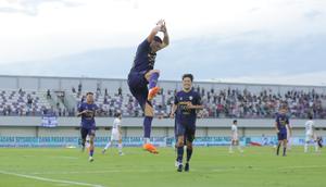 Pemain Persita, Andrejic Aleksa melakukan selebrasi setelah mencetak gol ke gawang Borneo FC dalam laga BRI Super League 2025/2026 di Indomilk Arena, Tangerang, Banten, Jumat (09/01/2026). (Bola.com/Bagaskara Lazuardi)