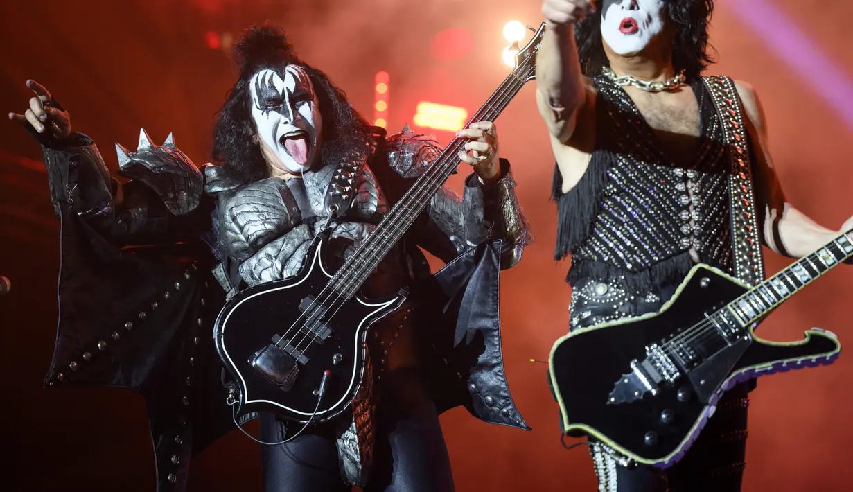 Grup heavy metal AS Kiss tampil saat di atas panggung utama pada hari pertama Paleo Festival ke-45, di Nyon, Swiss (19/7/2022). The Paleo adalah festival musik terbuka terbesar di bagian barat Swiss. (Laurent Gillieron/Keystone via AP)