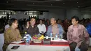 Menteri Pemuda dan Olahraga, Imam Nahrawi (kedua dari kiri) duduk bersama para mantan Menpora diantaranya Roy Suryo, Hayono Isman dan Mahadi Sinambela (kiri ke kanan) saat upacara serah terima jabatan, Rabu (29/10/2014). (Liputan6.com/Helmi Fithriansyah)
