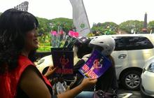 Hari AIDS, waria Malang bagi-bagi kondom di Alun Alun Tugu