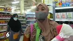 Ratusan warga berlarian kencang sejak dibukanya gerai toko swalayan di Jember ini demi tak kehabisan minyak goreng dengan harga murah.