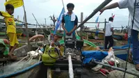 Nelayan di Cirebon Melaut Menggunakan Tabung Gas Melon. (Liputan6.com/Panji Prayitno)