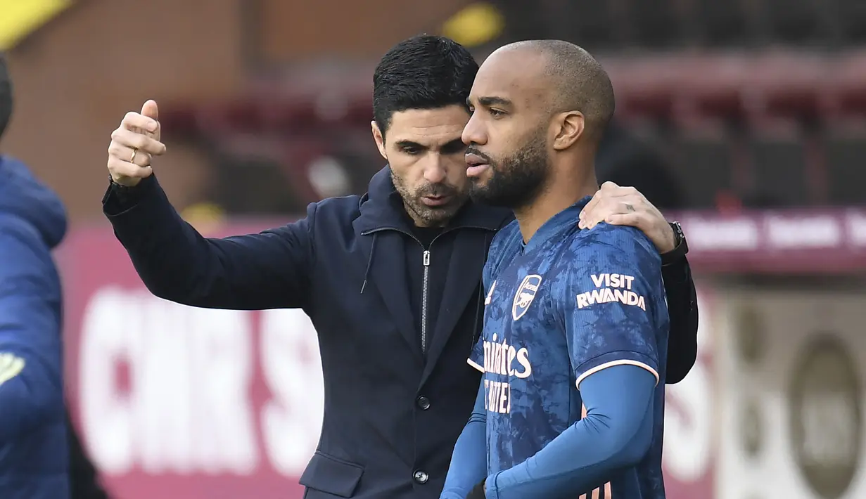 Manajer tim Arsenal, Mikel Arteta (kiri) memberi instruksi kepada striker Alexandre Lacazette sebelum memasuki lapangan saat menghadapi Burnley dalam laga lanjutan Liga Inggris 2020/21 di Turf Moor, Burnley, Sabtu (6/3/2021). Arsenal bermain imbang 1-1 dengan Burnley. (AFP/Peter Powell/Pool)