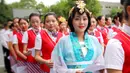 Seorang wanita mengenakan baju tradisional saat mengikuti seleksi menjadi calon pramugari di Chengdu, Provinsi Sichuan, 27 Mei 2016. Lebih dari 500 wanita cantik mengikuti sesi interview sebuah perusahaan penerbangan di Tiongkok. (REUTERS/Stringer)