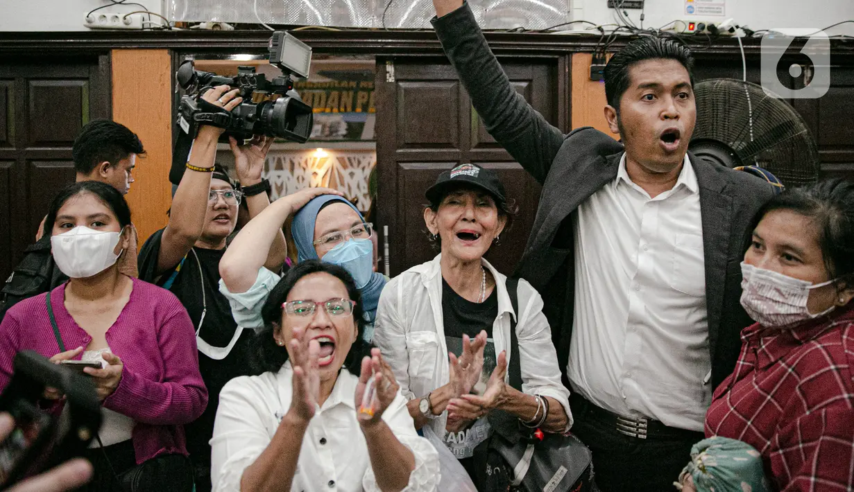 <p>Pengunjung sidang bereaksi saat terdakwa Putri Candrawathi menerima vonis di Pengadilan Negeri Jakarta Selatan, Senin (13/2/2023). Putri Candrawathi divonis 20 tahun penjara dalam kasus pembunuhan berencana Brigadir Nofriansyah Yosua Hutabarat atau Brigadir J. (Liputan6.com/Faizal Fanani)</p>