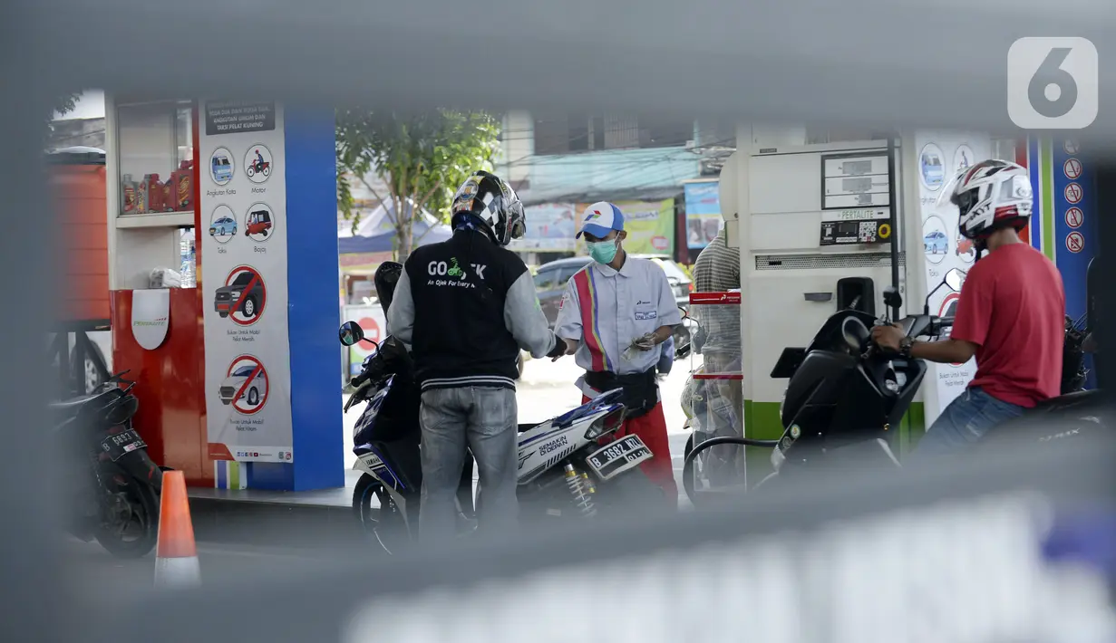 Petugas SPBU mengisi bahan bakar jenis pertalite kepada pengguna sepeda motor di Pamulang, Tangerang Seatan, Banten, Senin (21/9/2020). Pertamina memberi diskon harga BBM jenis pertalite di Tangerang Selatan dan Bali, dari Rp 7.650 menjadi Rp 6.450 per liter. (merdeka.com/Dwi Narwoko)