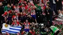 Pemain Atletico Madrid mengangkat piala saat menjadi juara Liga Europa usai mengalahkan Marseille di Stade de Lyon, Prancis (16/5). Bagi Atletico, ini adalah keberhasilan ketiga sejak menjadi juara pada 2010 dan 2012. (AP Photo / Christophe Ena)