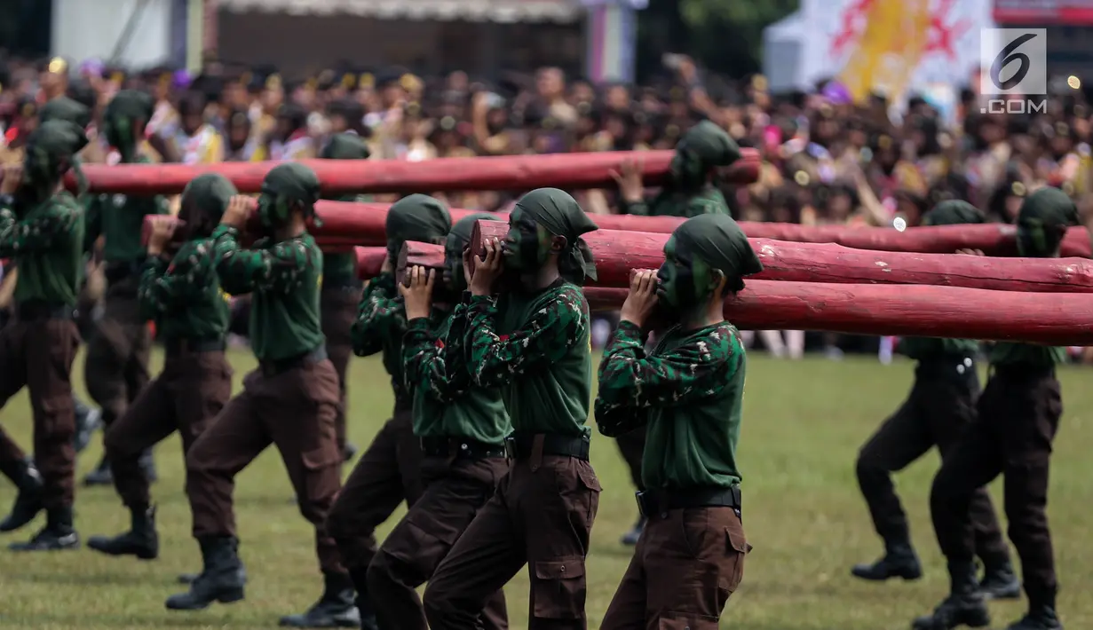 Para peserta beraksi dalam pembukaan Raimuna Nasional XI yang digelar di Bumi Perkemahan Cibubur, Jakarta, Senin (14/8). Acara ini digelar 5 tahun sekali untuk para Pramuka Penegak, Pramuka Pandega, Pramuka berusia 16-25 tahun (Liputan6.com/Faizal Fanani)