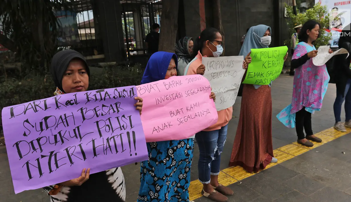 Kaum ibu yang tergabung dalam Emak-Emak Indonesia membentangkan poster saat menggelar aksi di depan Gedung Polda Metro Jaya, Jakarta, Minggu (29/9/2019). Mereka mengecam tindakan represif aparat terhadap mahasiswa dan pelajar dalam demonstrasi 23-25 September 2019. (Liputan6.com/Herman Zakharia)