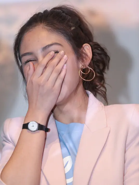 "Aku baru tahu tadi (raih empat juta). Terakhir ketemu ayah (Pidi Baiq) di Bandung belum lama ini, aku pelukan sama ayah. Aku menangis terharu banget," ucap Vanesha Prescilla sembari menangis. (Adrian Putra/Bintang.com)