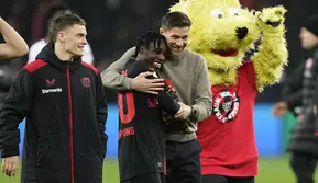 Selebrasi pemain Bayer Leverkusen Jeremie Frimpong. Pemuda 23 tahun itu diincar Manchester United (AP)