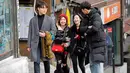 Sejumlah remaja berbincand sambil berjalan di sepanjang jalan di Seoul, Korea Selatan (19/2). (AFP Photo/David Gannon)