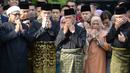 Muhyiddin Yassin (tengah) berdoa sebelum upacara pelantikannya sebagai Perdana Menteri Malaysia di Istana Negara, Kuala Lumpur, Minggu (1/3/2020). Berdasarkan hukum Malaysia, Raja Malaysia berada di atas undang-undang. (NAZRI RAPAAI/AFP/MALAYSIA'S DEPARTMENT OF INFORMATION)
