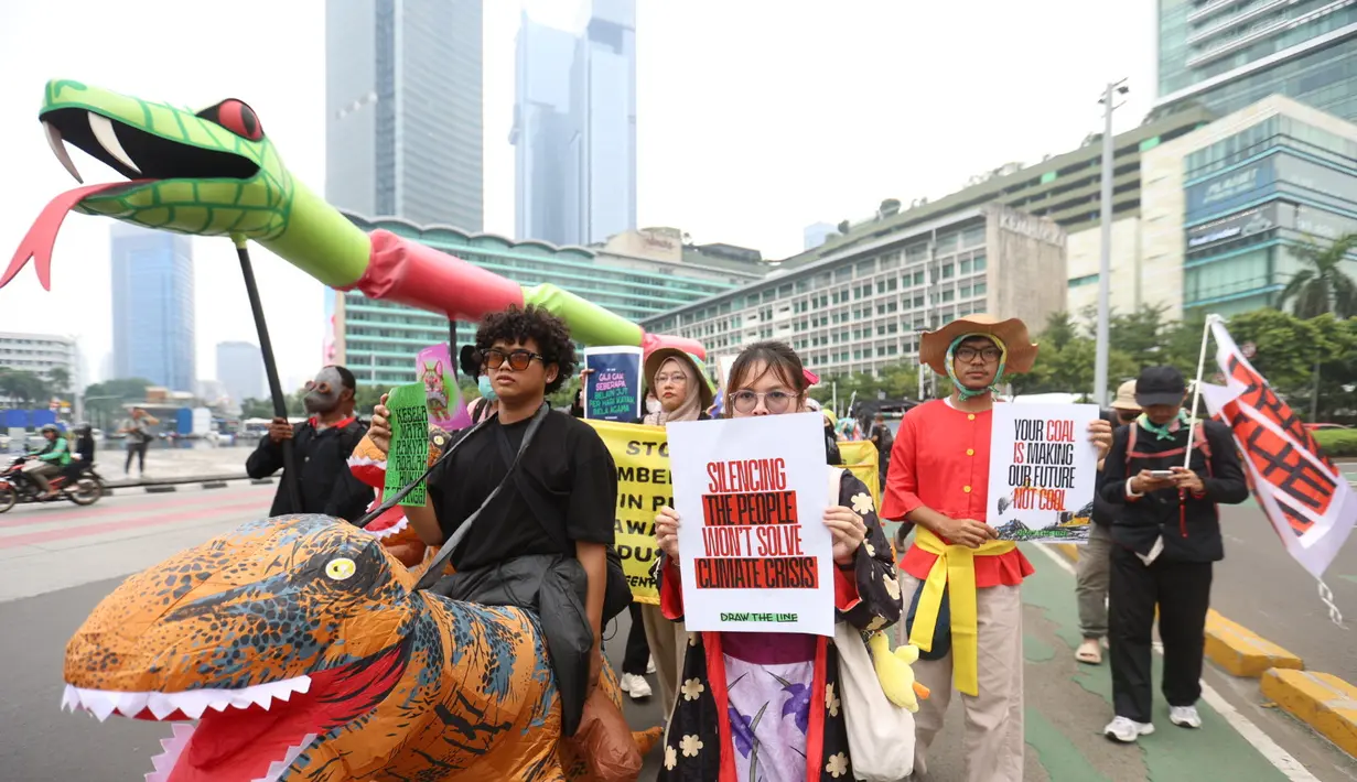 Aktivis lingkungan berunjuk rasa untuk menyerukan para pengambil kebijakan untuk segera mengambil tindakan guna mencegah krisis iklim global di Jakarta, pada Jumat 19 September 2025. (Kapanlagi.com/ Budy Santoso)